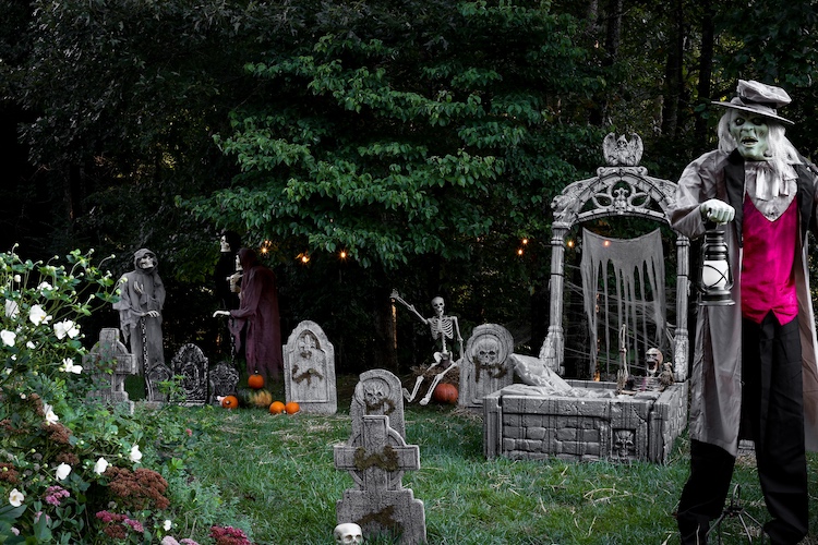 Transform Your Front Yard into a Haunted Graveyard for Halloween