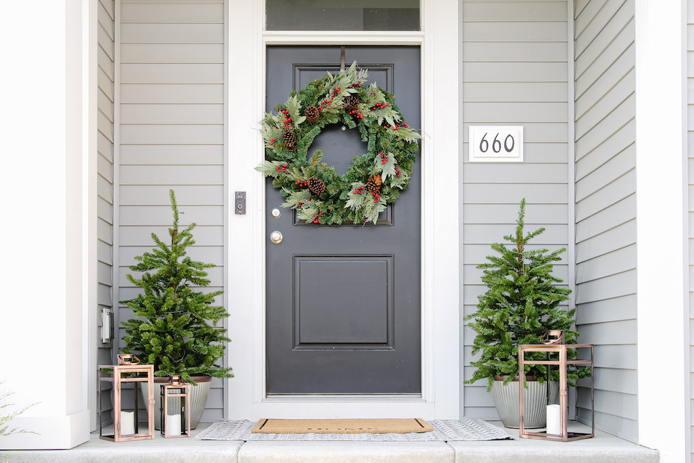 Natural Winter Wonderland Exterior Decor for the Holiday